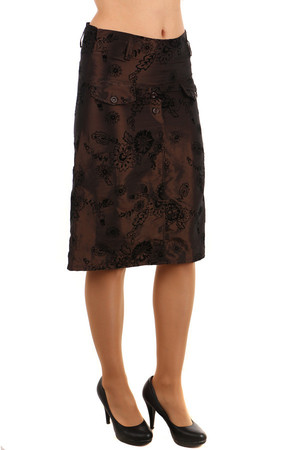 Elegantní dámská sukně s jemným květinovým vzorem. Zapínaní na zip na straně sukně. Materiál: 100% polyester