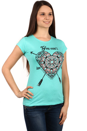 Dámské bavlněné tričko s krátkým rukávem. Na předním díle výrazný potisk barevného srdce. Zadní díl