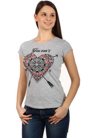 Dámské bavlněné tričko s krátkým rukávem. Na předním díle výrazný potisk barevného srdce. Zadní díl