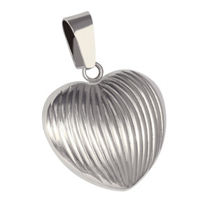 Ocelový přívěsek ve tvaru srdce. šířka 24mm, délka 22mm