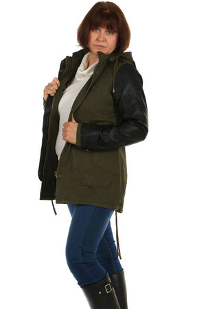 Dámská bunda - parka s koženkovými rukávy a kapucí. Zapínání na zip. V pase a na spodním lemu lze stáhnout