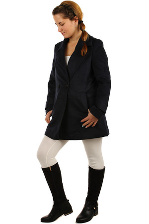 Krátký dámský objemný kabát na knoflík. Provedení bez kapuce. Vhodný na zimu. Materiál: 77% polyester, 20%
