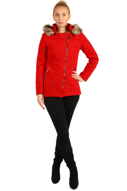 Červený dámský kabát s asymetrickým zipem a kožešinou