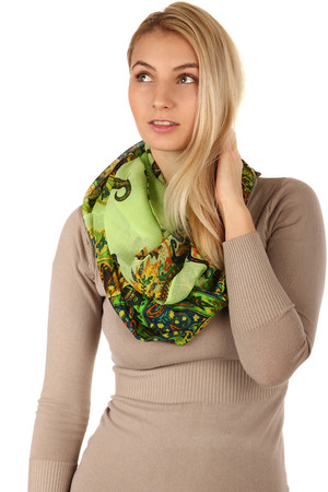 Lehoučký kruhový šátek v několika barevných kombinacích. Materiál: 100%