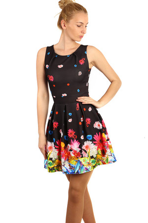 Letní romantické šaty s potiskem květů. Překládaná áčková sukně. Materiál: 95% polyester, 5% elastan. Dovoz: