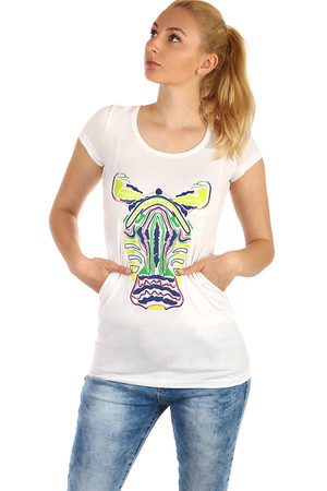 Dámské bavlněné tričko s obrázkem zebry. Kulatý výstřih, krátký rukáv. Prodloužené délky trika bylo využito k