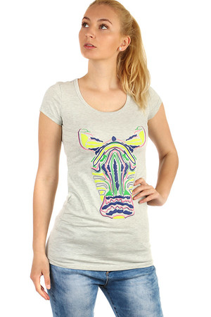 Dámské bavlněné tričko s obrázkem zebry. Kulatý výstřih, krátký rukáv. Prodloužené délky trika bylo využito k