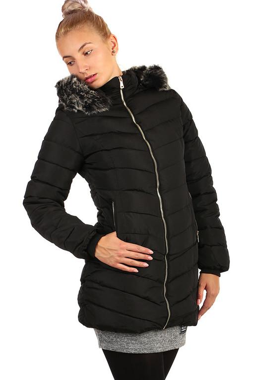 Zimní bunda zateplená kožíškem i pro plnoštíhlé