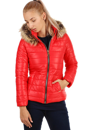 Lesklá krátká dámská prošívaná bunda s kožíškem na kapuci. Kapuce je odepínací. Vhodná na podzim/zimu.