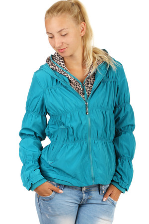 Lehká dámská sportovní bunda s kapsami, vhodná i pro plnoštíhlé. Bunda má vypodložený, dvojitý umělohmotný zip