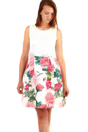 Romantické áčkové šaty s potiskem růží a stuhou v pase. Materiál: 95% polyester, 5% elastan. Dovoz: Itálie