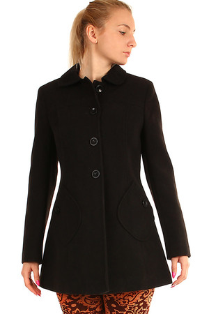 Černý dámský vlněný kabát áčkového střihu s výraznými kapsami. Zapínání na knoflíky. Vhodný na zimu.
