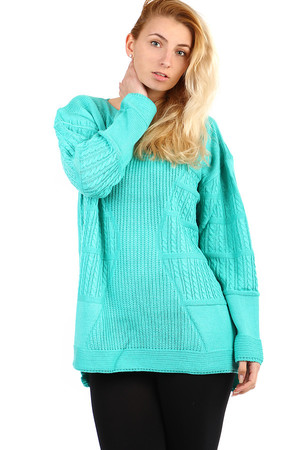 Delší dámský pletený svetr se vzorem. Volný střih- vhodný i pro
