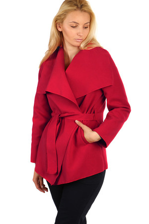 Krátký módní dámský kabátek z tenšího fleece materiálu. Dlouhý rukáv. Otevřený zavinovací střih - můžete