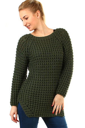 Dámský delší pletený svetr s kulatým výstříhem v dolní části s elegantním rozparkem na bokách. Velice