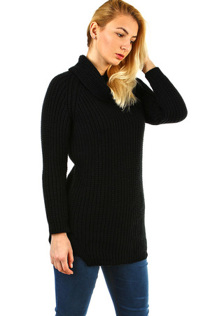 Pletený svetr s rolákem delšího střihu, na stranách s elegantními rozparky. Model je z hřejívého huňatého