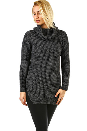 Pletený svetr s rolákem delšího střihu, na stranách s elegantními rozparky. Model je z hřejívého huňatého