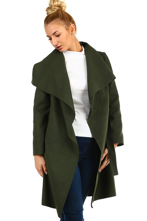 Prodloužený dámský kabát v zavinovacím střihu. Ušitý z lehkého fleece materiálu. Jednoduchý minimalistický styl.