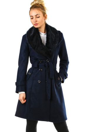 Dámský flaušový kabát v délce ke kolenům, áčkového střihu. V pase je pásek k zavazování, který se táhne v