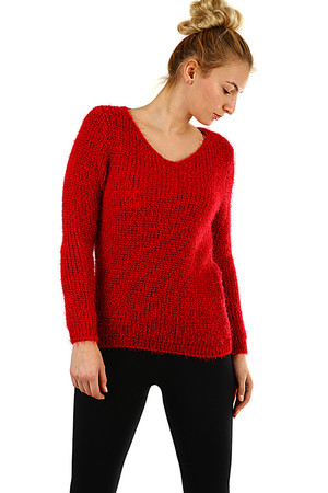 Příjemně měkký dámský pletený svetr. Svetr má véčkový výstřih, dlouhé rukávy, žebrované lemy a běžnou