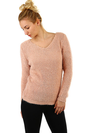 Příjemně měkký dámský pletený svetr. Svetr má véčkový výstřih, dlouhé rukávy, žebrované lemy a běžnou