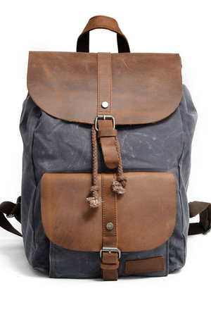 Unisex klasický batoh ušitý v originální kombinaci plátna s voděodolnou úpravou a pravé kůže. Hlavní kapsa je na