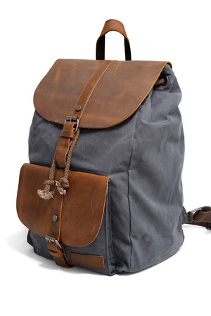 Unisex klasický batoh ušitý v originální kombinaci plátna s voděodolnou úpravou a pravé kůže. Hlavní kapsa je na
