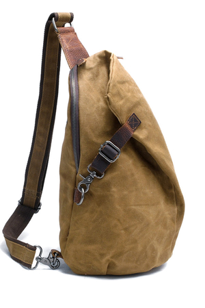Nepromokavý unisex batoh na jedno rameno. Hlavní oddíl se zapíná na zip a karabinu. Uvnitř batohu je podšívka a jedna