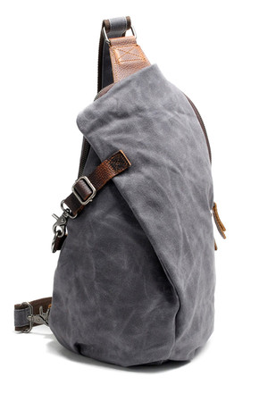 Nepromokavý unisex batoh na jedno rameno. Hlavní oddíl se zapíná na zip a karabinu. Uvnitř batohu je podšívka a jedna