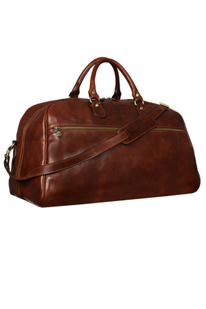 Nadčasová kožená cestovní taška, která kombinuje časem prověřený design a moderní životní potřeby.