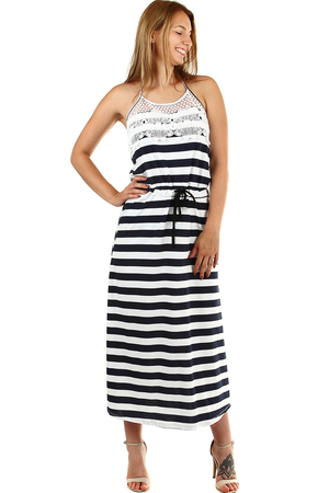 Dámské letní maxi šaty v originálním námořnickém stylu v bílé barvě s tmavě modrými proužky a krajkou ve