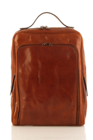 Pravý kožený batoh v klasickém nadčasovém vzhledu. Hlavní oddíl batohu se zapíná na zip, uvnitř má celistvý