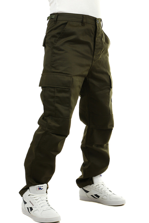 Dlouhé pánské kalhoty s kapsami v módní a praktické khaki barvě. Pas je vyššího střihu, pevný se zapínáním na