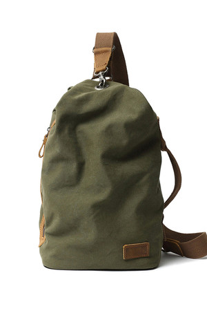 Retro plátěný batoh nebo taška ve tvaru vaku s detaily z pravé hovězí kůže v módním retro designu. Hlavní oddíl