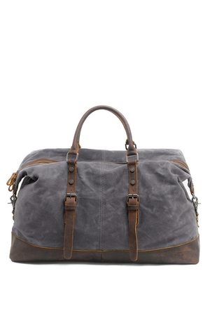Velká cestovní taška z plátna s detaily z pravé hovězí kůže v módním retro designu. Hlavní oddíl se zapíná na