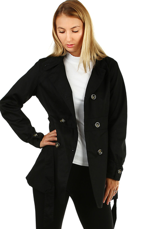 Elegantní dámský krátký kabátek - trenčkot se zapínáním dvouřadými knoflíky a páskem na zavázování v pase.