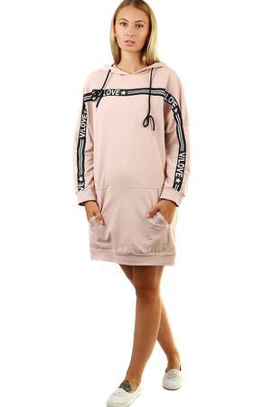 Delší bavlněná jednobarevná mikina - šaty s aplikací s nápisem v kontrastní barvě přes přední díl a oba