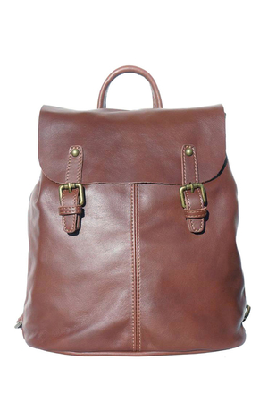 Kožený dámský jednobarevný batoh, vyroben v Itálií, je pečlivě vypracovaný. Vhodný na výlety i do města, je