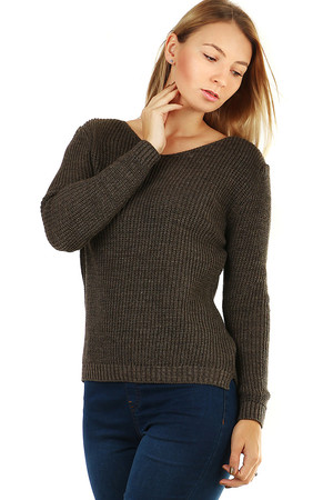 Pletený svetr s dlouhým rukávem střední délky, který má na zádech ozdobné průstřihy ve tvaru véčka. Přední