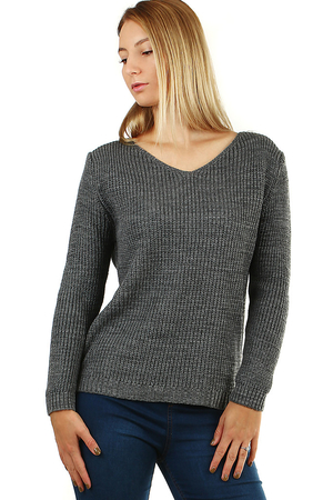 Pletený svetr s dlouhým rukávem střední délky, který má na zádech ozdobné průstřihy ve tvaru véčka. Přední