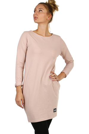 Jednobarevné dámské bavlněné šaty v pohodlném volném pouzdrovém střihu s délkou cca do půlky stehen. Model má