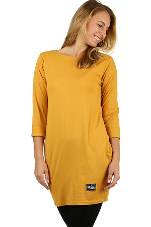 Jednobarevné dámské bavlněné šaty v pohodlném volném pouzdrovém střihu s délkou cca do půlky stehen. Model má