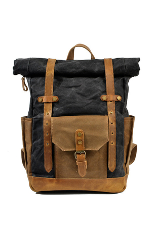 Velký retro nepromokavý batoh s koženými detaily. Hlavní úložná část batohu má bavlněnou podšívku,