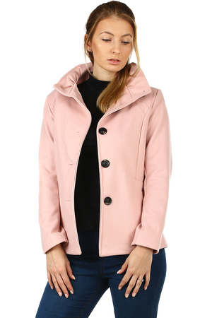 Elegantní dámský flaušový kabátek v krátké délce, vhodný na přechodové období, podzim nebo jaro. Model má