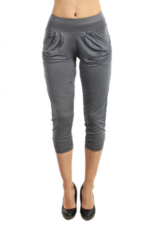 Hladké dámské moderní 3/4 kalhoty s kapsami na boku. Módní střih. Materiál: 75% bavlna, 20% polyamid, 5% elastan.