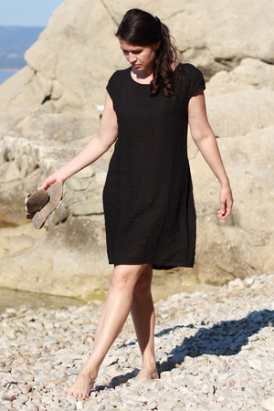 Jednobarevné dámské letní šaty ze 100% lnu v délce nad kolena s kapsami na předním díle. Volný střih, jako