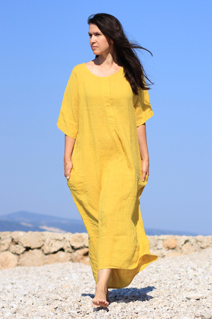 Vzdušné jednobarevné dámské letní šaty ze 100% přírodního lnu v dlouhé délce po kotníky pro milovníky