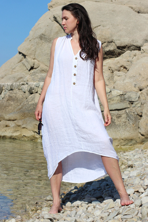 Originální jednobarevné dámské letní šaty z přírodního 100% lnu v praktické midi délce bez rukávů. Šaty mají
