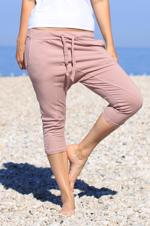 Dámské jednobarevné bavlněné kalhoty s mírně sníženým rozkrokem v 3/4 délce . V pase je pružná guma a šňůrka,