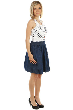 Stylové letní šaty s puntíky. Vzadu rafinovaně řešené. Materiál: 95% bavlna, 5% elastan.